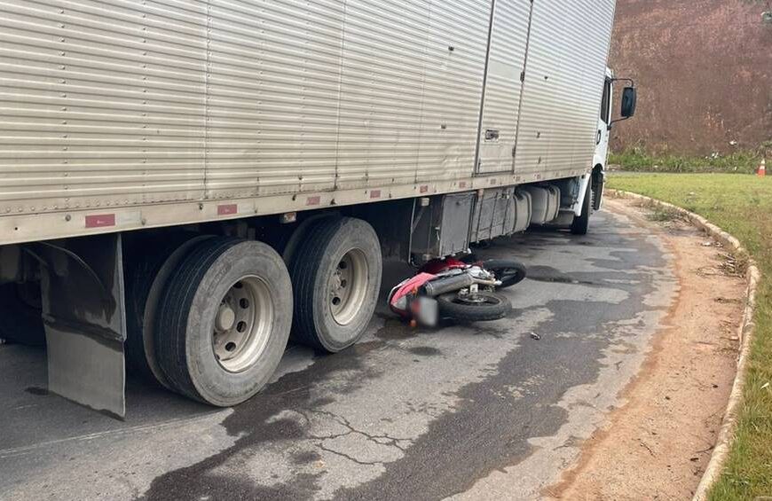 Casal morre após colidir motocicleta em carreta no trevo de Ubá