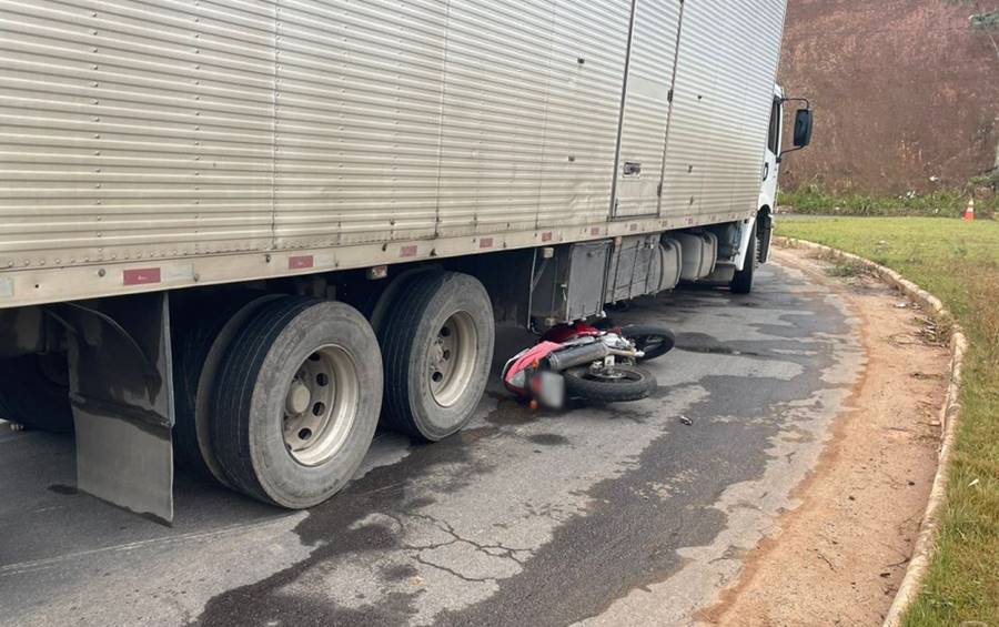 Casal morre após colidir motocicleta em carreta no trevo de Ubá