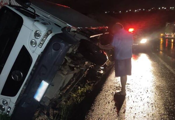 Caminhão sai da pista e tomba às margens da BR-116 em Leopoldina