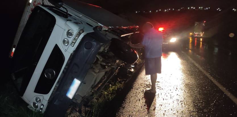 Caminhão sai da pista e tomba às margens da BR-116 em Leopoldina