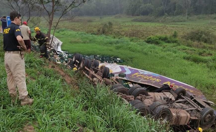 Carreta tomba na Serra do Belvedere em Muriaé e motorista fica preso às ferragens