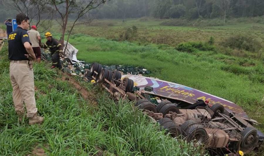 Carreta tomba na Serra do Belvedere em Muriaé e motorista fica preso às ferragens