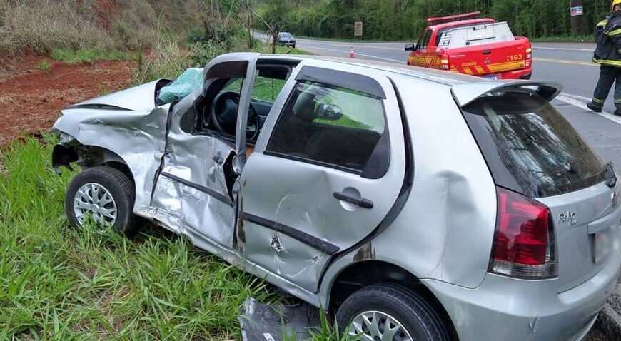 Acidente entre carro e carreta deixa dois feridos próximo a Leopoldina