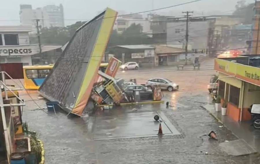 Temporal causa destruição em Muriaé