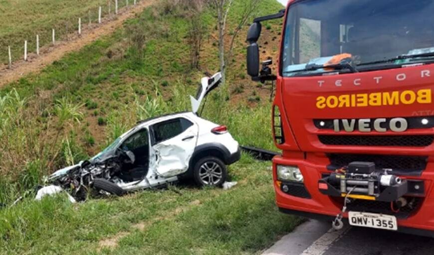 Batida entre carro e caminhão causa uma morte na BR-267 próximo a Juiz de Fora