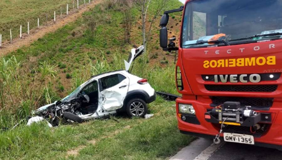 Batida entre carro e caminhão causa uma morte na BR-267 próximo a Juiz de Fora