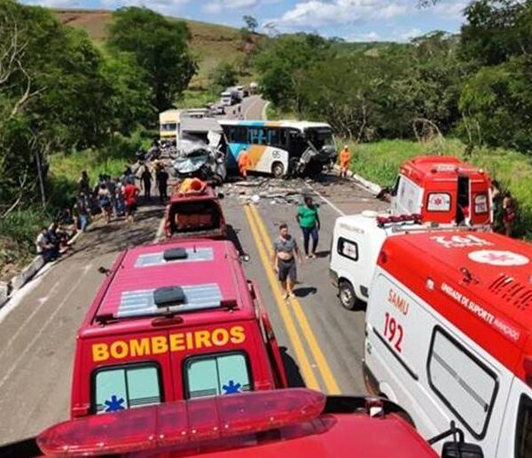 Grave acidente envolvendo três veículos em Muriaé deixa um morto e 22 feridos