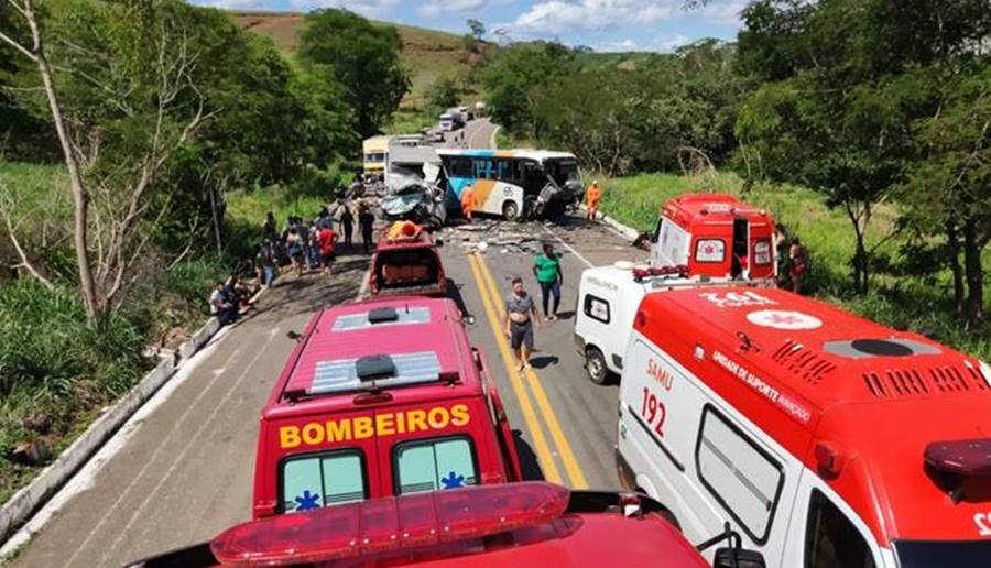 Grave acidente envolvendo três veículos em Muriaé deixa um morto e 22 feridos