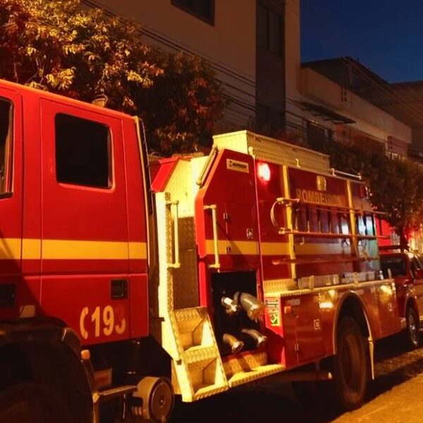 Dois são socorridos após inalarem fumaça durante princípio de incêndio no Centro de Leopoldina