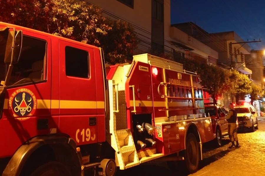Dois são socorridos após inalarem fumaça durante princípio de incêndio no Centro de Leopoldina
