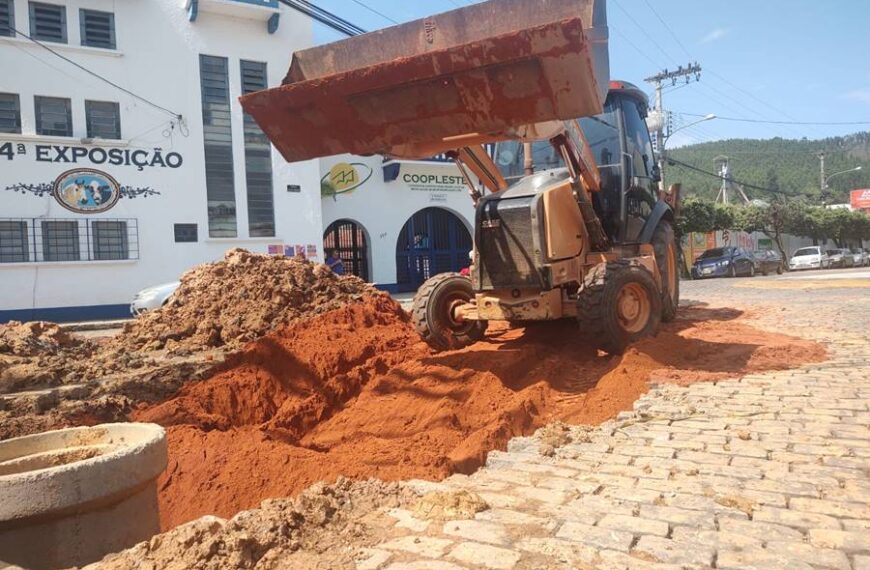 Prefeitura resolve problema de entupimento de esgoto no Centro de Leopoldina