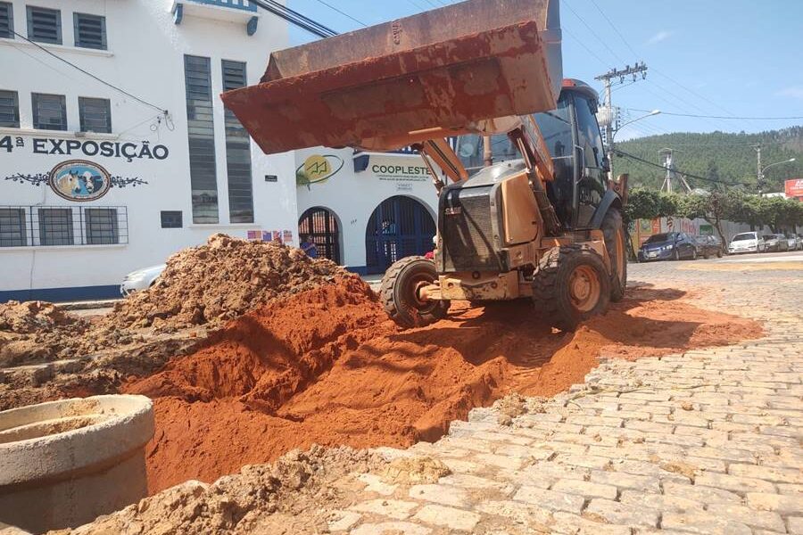Prefeitura resolve problema de entupimento de esgoto no Centro de Leopoldina