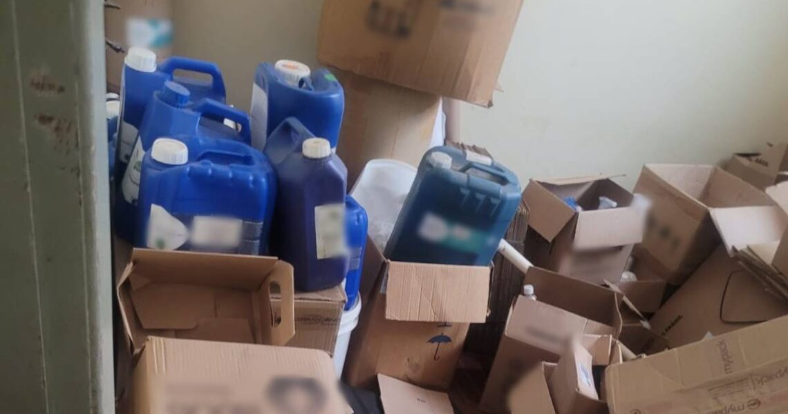 Polícia Civil e Vigilância Sanitária cumprem mandado em empresa de cosméticos em Leopoldina