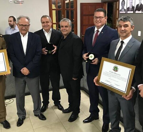 Sessão Solene na Câmara de Leopoldina entrega Títulos de Cidadania Honorária e Medalhas do Mérito Leopoldinense
