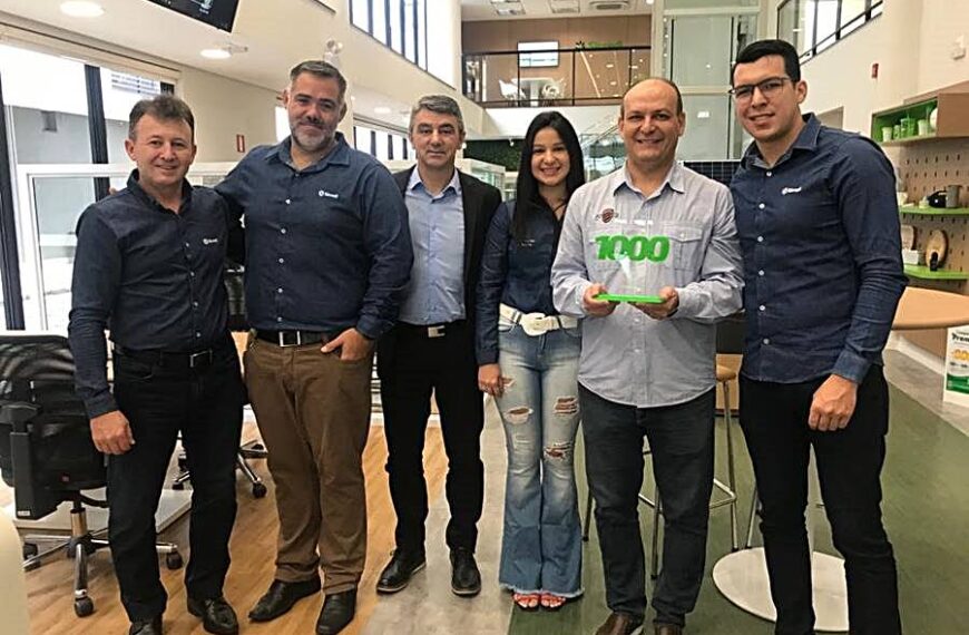 Sicredi entrega placa comemorativa ao milésimo associado da Agência Leopoldina