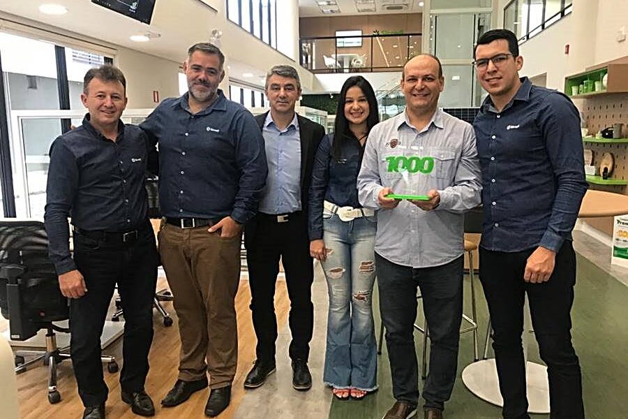 Sicredi entrega placa comemorativa ao milésimo associado da Agência Leopoldina