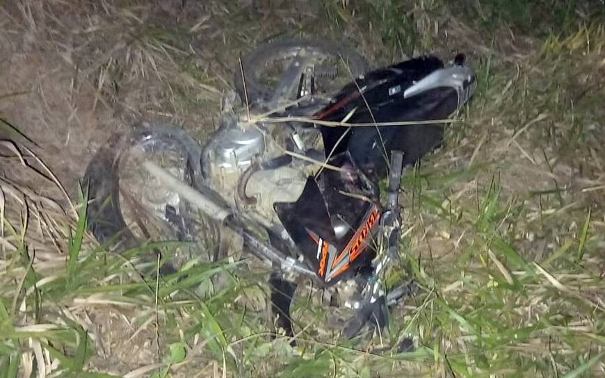 Colisão entre moto e carro deixa dois mortos em distrito de Cataguases