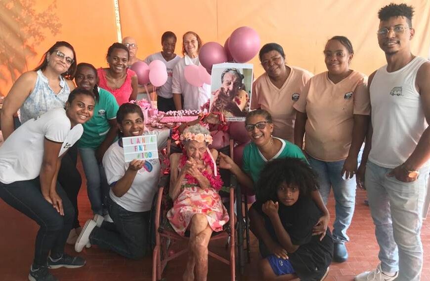 Idosa moradora do Asilo Santo Antônio em Leopoldina comemora 100 anos