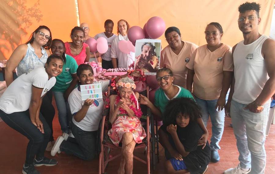 Idosa moradora do Asilo Santo Antônio em Leopoldina comemora 100 anos
