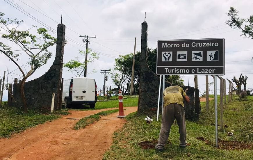 Morro do Cruzeiro em Leopoldina ganha novas placas de sinalização