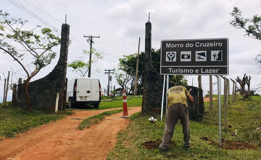 Morro do Cruzeiro em Leopoldina ganha novas placas de sinalização