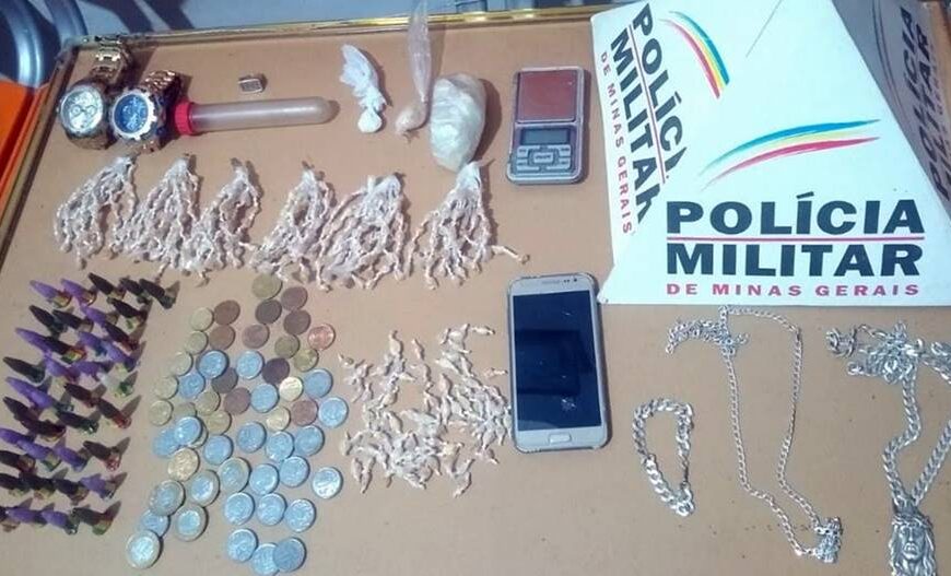 Ação da PM em Recreio apreende mais de 400 pedras de crack e prende suspeitos