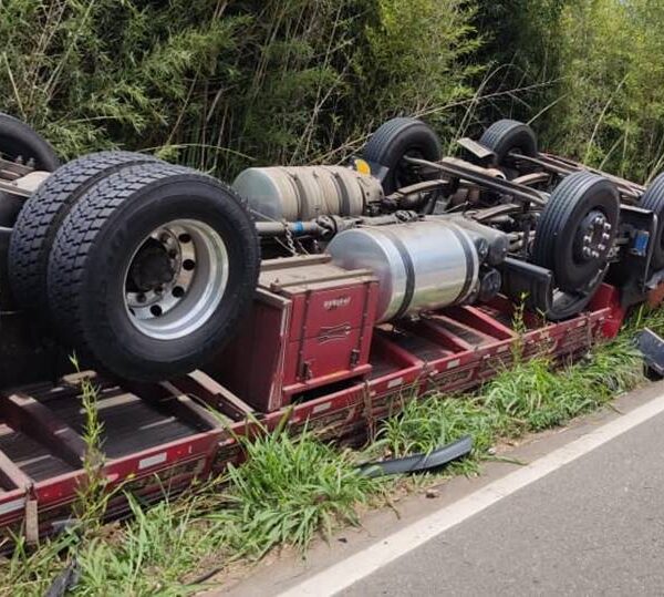 Caminhoneiro morre após acidente na Serra da Vileta em Leopoldina