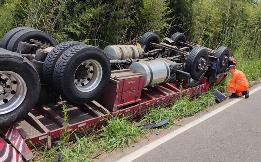 Caminhoneiro morre após acidente na Serra da Vileta em Leopoldina