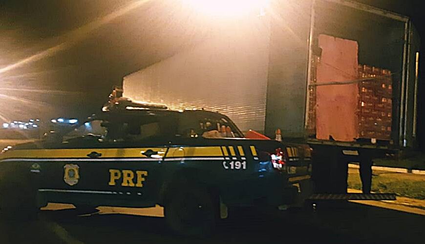 PRF apreende carga com mais de 60 mil latas de cerveja sem nota fiscal em Leopoldina