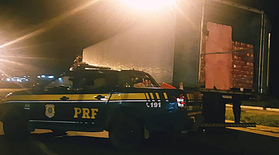 PRF apreende carga com mais de 60 mil latas de cerveja sem nota fiscal em Leopoldina