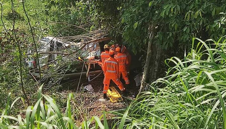 Irmãos ficam feridos após carro bater em árvore e descer ribanceira em Muriaé