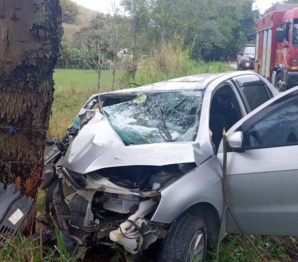 Jovem morre e outros 2 ficam gravemente feridos em acidente em Além Paraíba