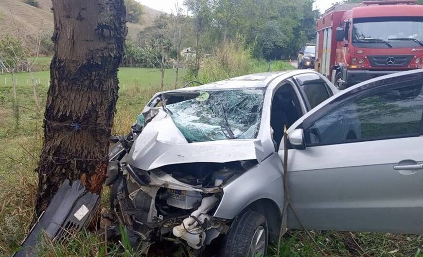 Jovem morre e outros 2 ficam gravemente feridos em acidente em Além Paraíba