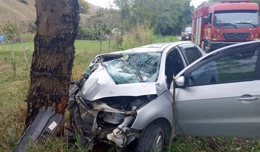 Jovem morre e outros 2 ficam gravemente feridos em acidente em Além Paraíba