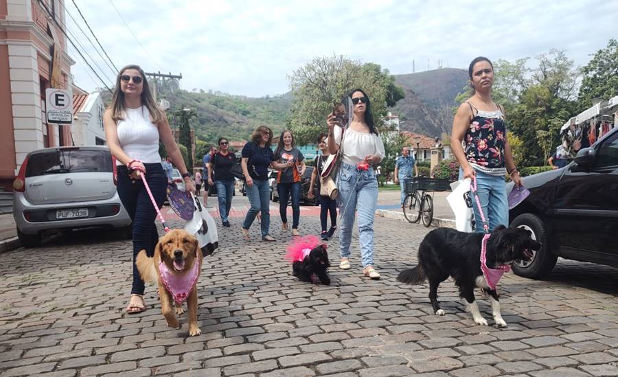 Cãominhada reúne cães e tutores no Centro de Leopoldina