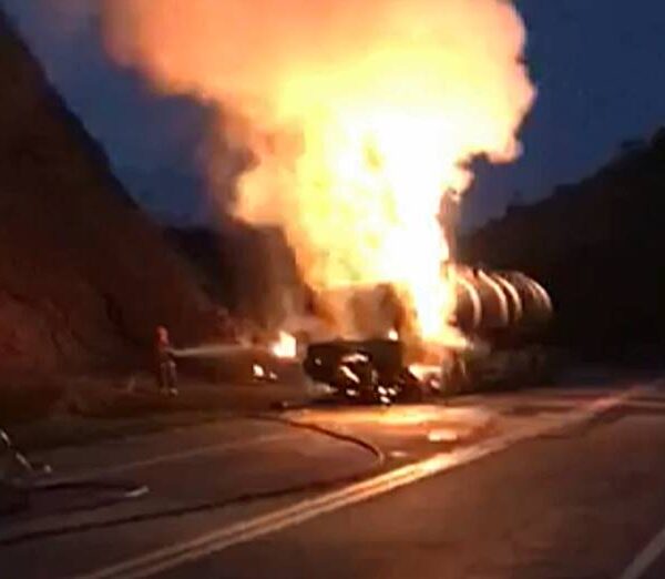 Carreta pega fogo na BR-116 em Leopoldina e chamas atingem vegetação às margens da pista