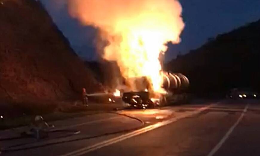 Carreta pega fogo na BR-116 em Leopoldina e chamas atingem vegetação às margens da pista
