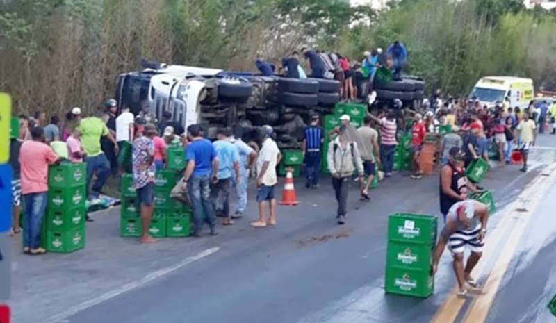 Carreta carregada com cerveja tomba em Santos Dumont e parte da carga é saqueada