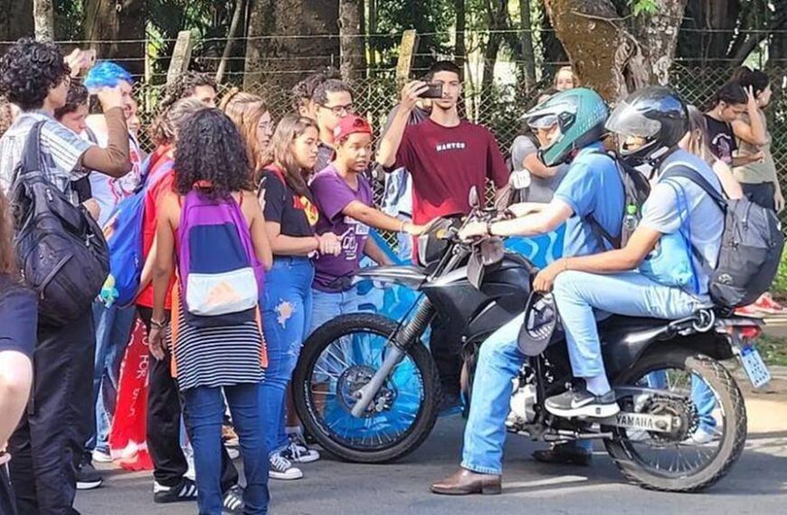 Motorista atropela aluna durante manifestação estudantil em Viçosa