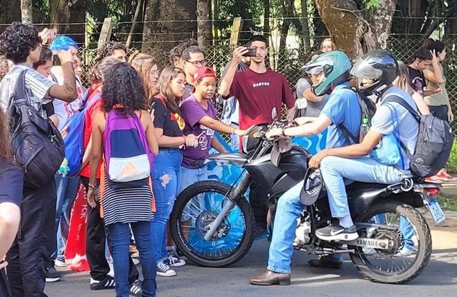 Motorista atropela aluna durante manifestação estudantil em Viçosa