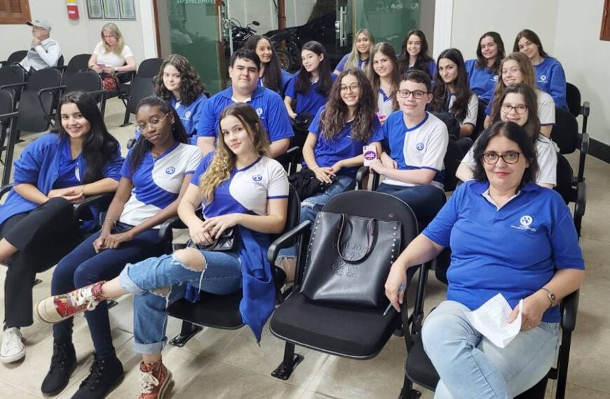Alunos do Colégio Imaculada Conceição visitam Câmara Municipal de Leopoldina