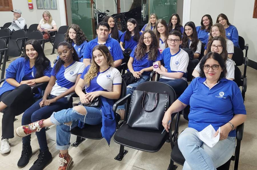 Alunos do Colégio Imaculada Conceição visitam Câmara Municipal de Leopoldina