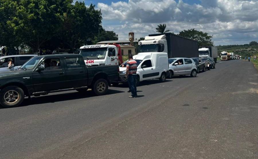 Caminhoneiros contrários ao resultado da eleição protestam em rodovias de Minas