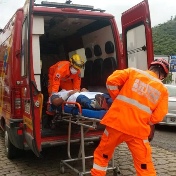 Simulação de evacuação reúne bombeiros militares e colaboradores do hospital de Leopoldina