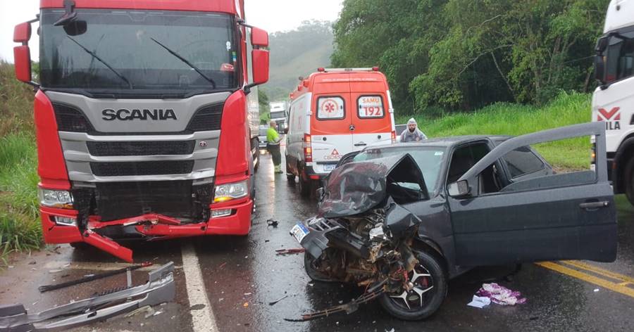Acidente próximo ao radar da Boa Sorte em Leopoldina deixa uma mulher morta e dois feridos