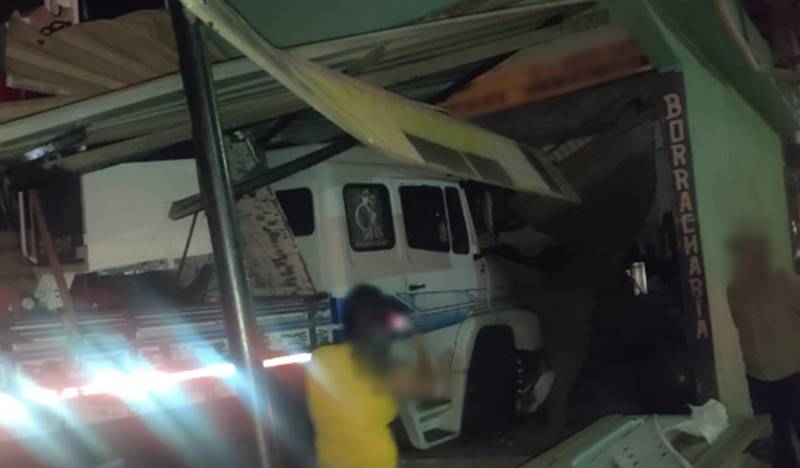 Carreta bate em carro e invade comércio próximo a Pirapetinga