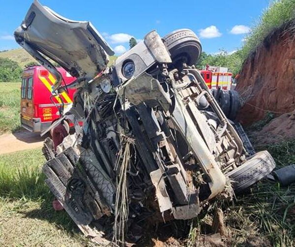 Carreta tomba e deixa uma mulher morta e duas pessoas feridas em Muriaé