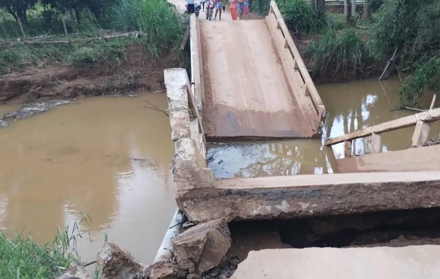 Ponte de concreto desaba em distrito de Cataguases