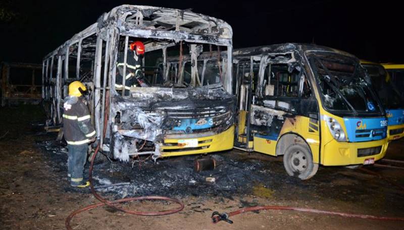 Incêndio destrói três ônibus do transporte público em Muriaé