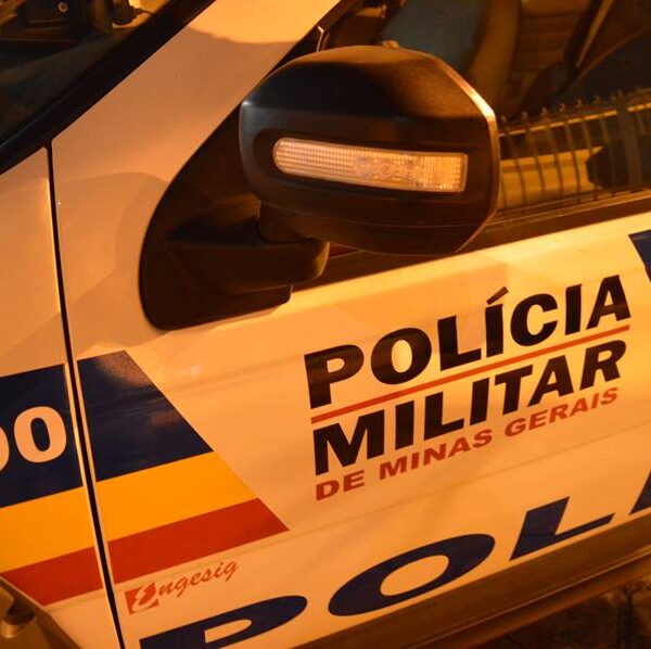 Homem fica ferido no ombro após carro ser alvejado por tiros em Leopoldina